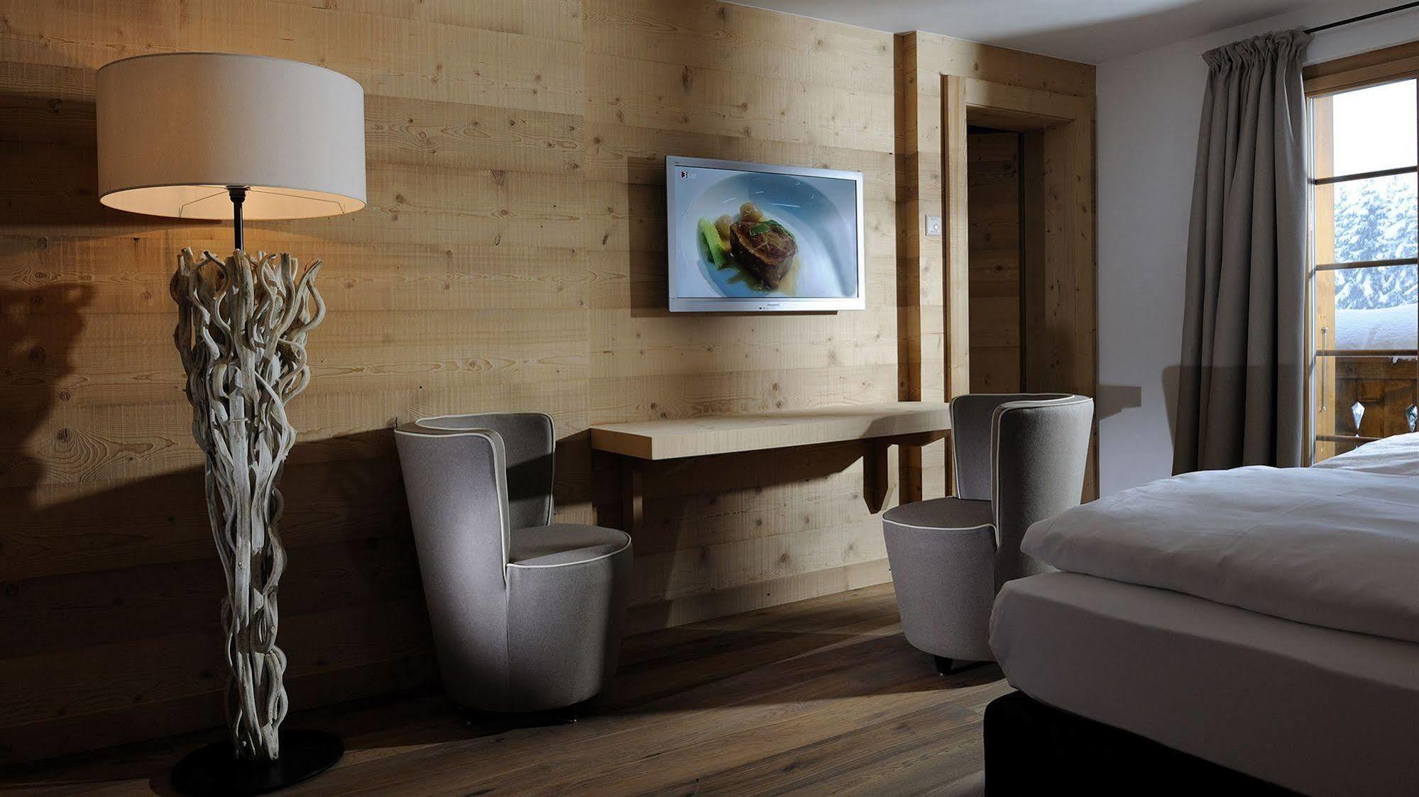 Hotel Des Alpes Superieur กืซตาด์ก ภายนอก รูปภาพ